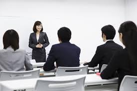 女性講師のセミナー風景
