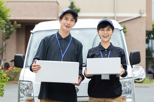 軽貨物トラックと運転手